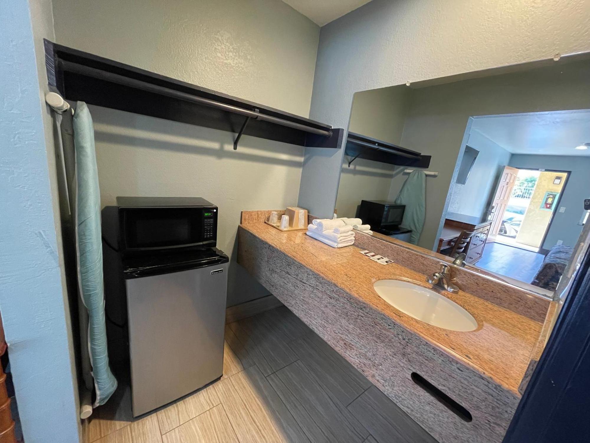 Travelers Inn Castro Valley Bagian luar foto